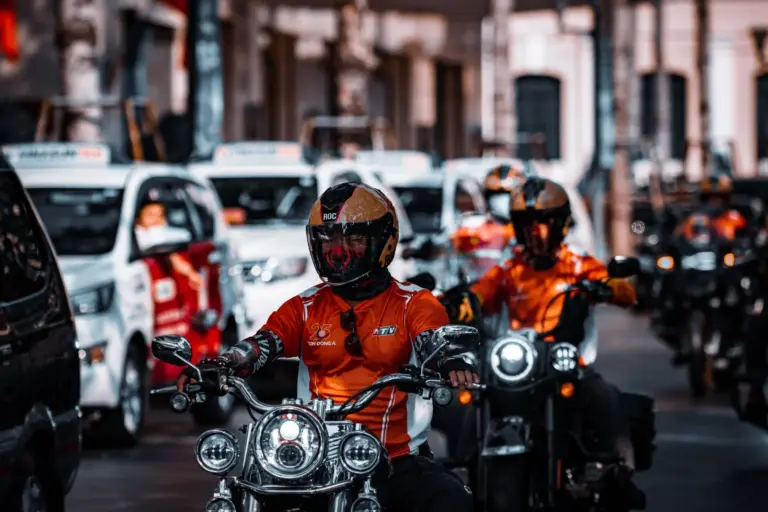 Motos: multa de 200 euros por no llevar guantes y podrán usar el arcén desde octubre