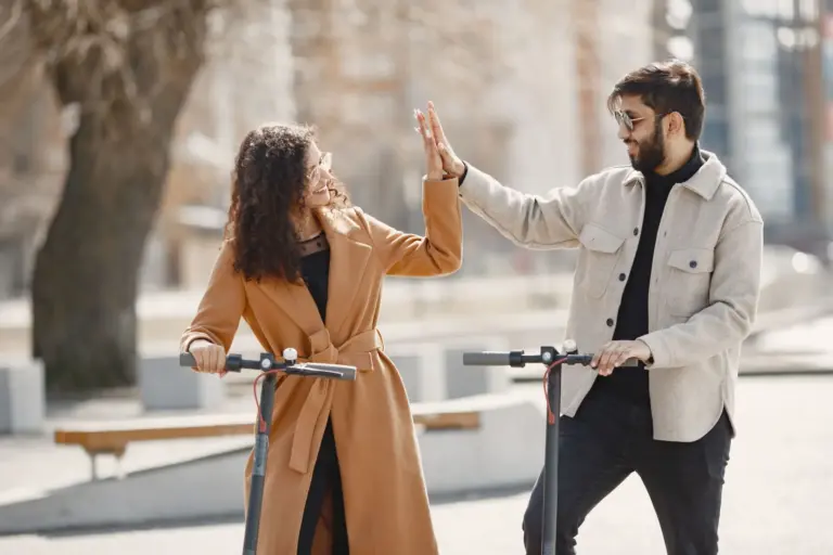 Normas para los patinetes en Valencia: multas de 200 euros por no llevar luces diurnas o chaleco reflectante