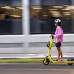 La DGT fija la edad mínima para ir en patinete: 15 años y multa de 200 euros por no llevar casco