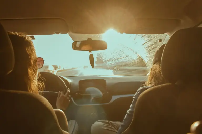 Los objetos que nunca debes dejar en el coche en una ola de calor: evita daños de hasta 1.500 euros