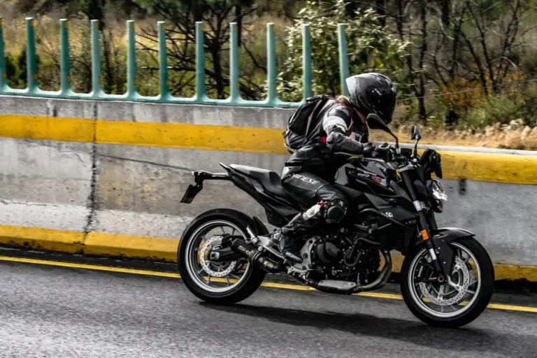 El BOE publica las obligaciones de los motoristas en 2026: guantes, calzado cerrado y arcén a 30 km/h en atascos
