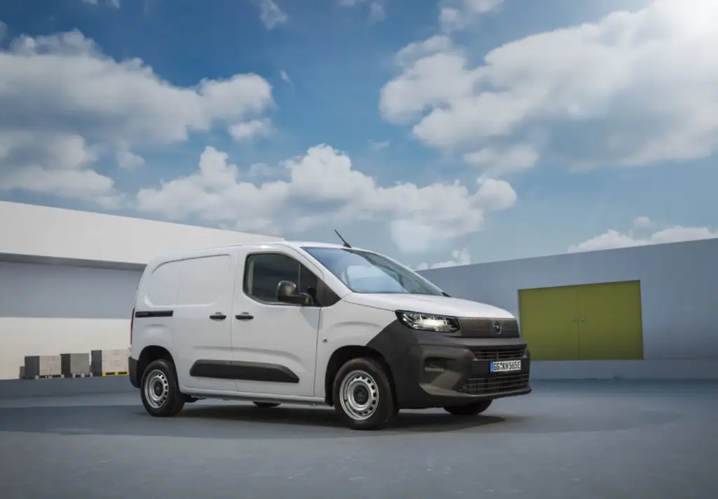Stellantis Pro One lanza la Smart Compact Van, una nueva generación de furgonetas compactas pensada para los profesionales 7 Motor16 opel combo start Motor16