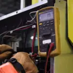 El paso que todos saltan al buscar una avería eléctrica intermitente en tu moto