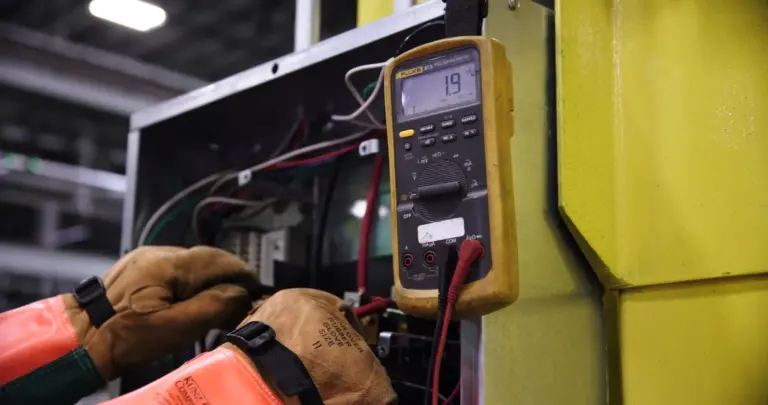El paso que todos saltan al buscar una avería eléctrica intermitente en tu moto