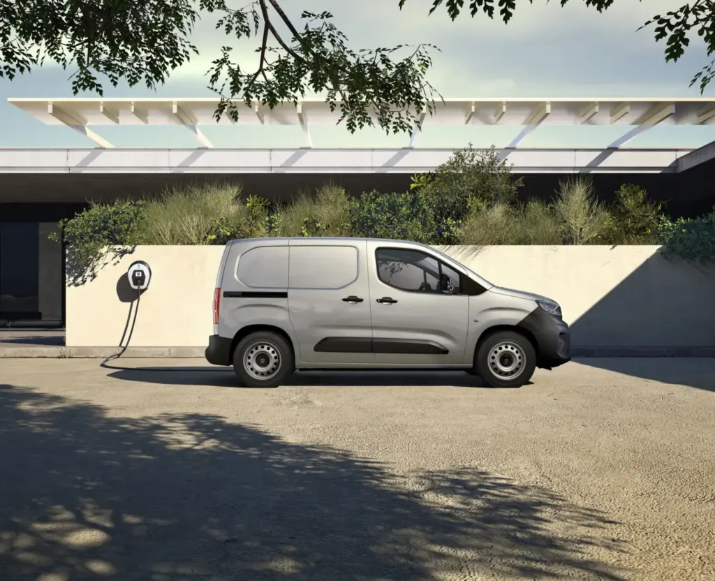 Stellantis Pro One lanza la Smart Compact Van, una nueva generación de furgonetas compactas pensada para los profesionales 1 Motor16 peugeot-e-partner-active stellantis pro one