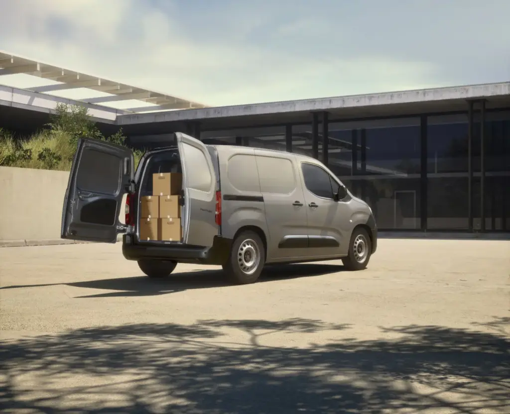 Stellantis Pro One lanza la Smart Compact Van, una nueva generación de furgonetas compactas pensada para los profesionales 4 Motor16 peugeot e partner active 2606cgi 007 fr IHRS2P Motor16