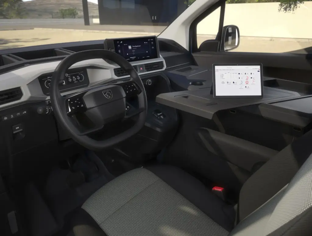 Stellantis Pro One lanza la Smart Compact Van, una nueva generación de furgonetas compactas pensada para los profesionales 3 Motor16 peugeot e partner active 2606cgi 402 fr ldm5SZ Motor16