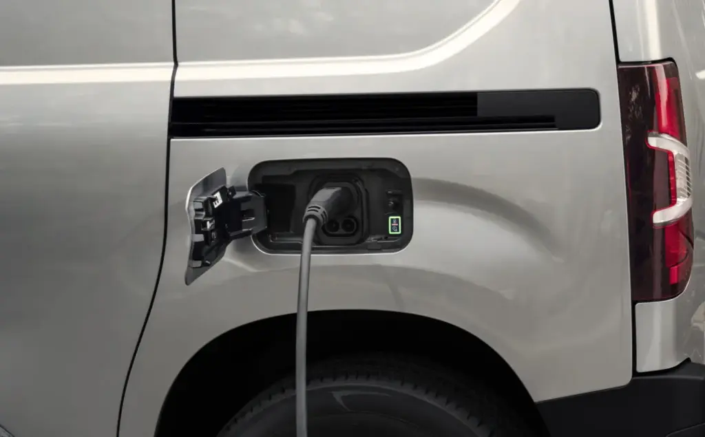Stellantis Pro One lanza la Smart Compact Van, una nueva generación de furgonetas compactas pensada para los profesionales 15 Motor16 peugeot e partner active 2606kl 301 fr NyfsJO Motor16