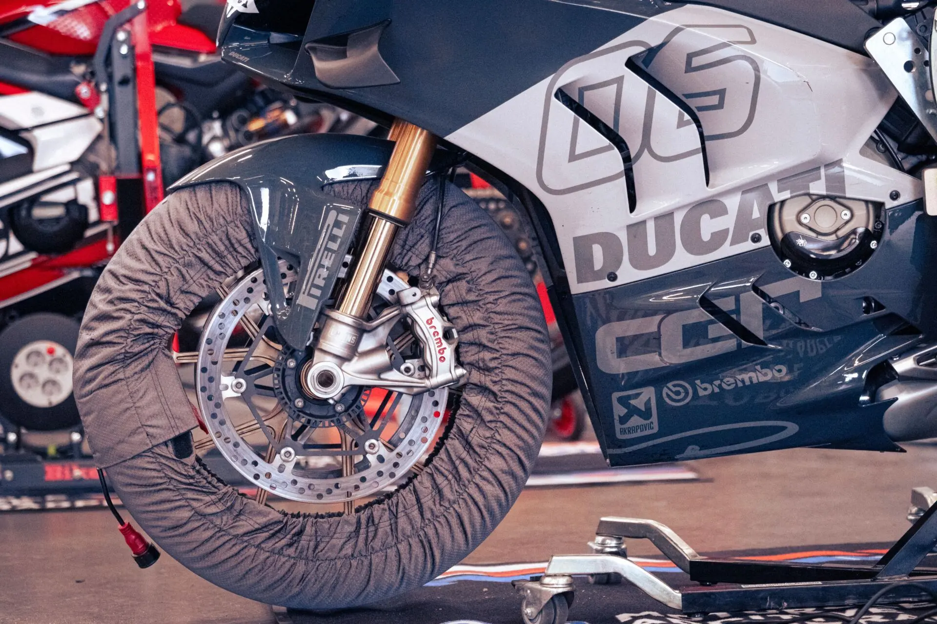 Pirelli en MotoGP 2027: el cambio de neumáticos que revolucionará el rendimiento de las motos 1 Motor16 neumáticos MotoGP Pirelli