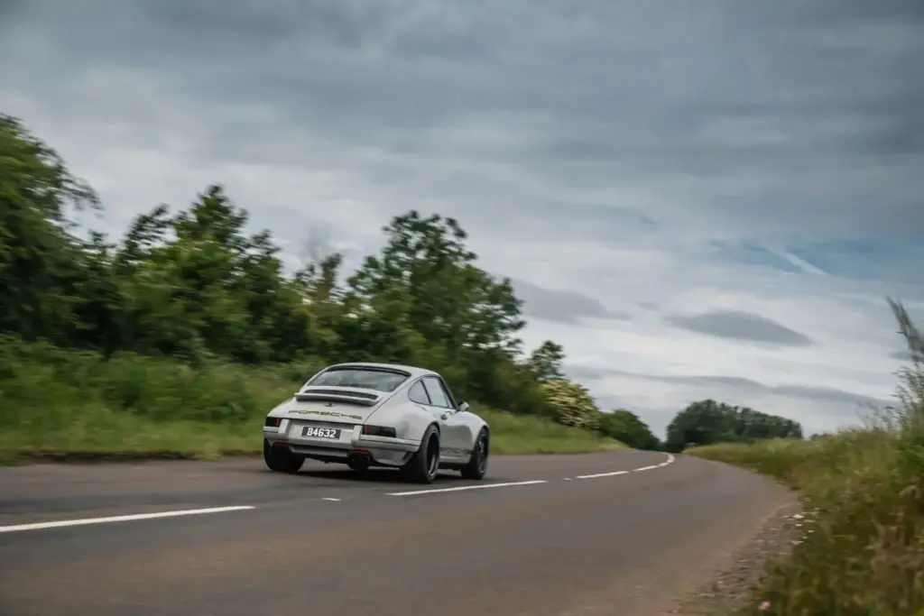 Este Porsche 911 964 supera en potencia específica al actual 911 GT3 5 Motor16 porsche 911 964 restomod theon 10 Motor16