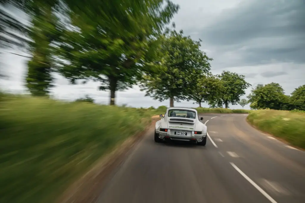Este Porsche 911 964 supera en potencia específica al actual 911 GT3 52 Motor16 porsche 911 964 restomod theon 28 Motor16
