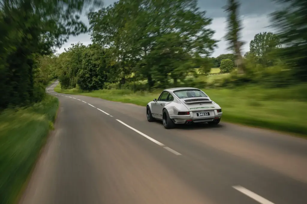 Este Porsche 911 964 supera en potencia específica al actual 911 GT3 47 Motor16 porsche 911 964 restomod theon 33 Motor16