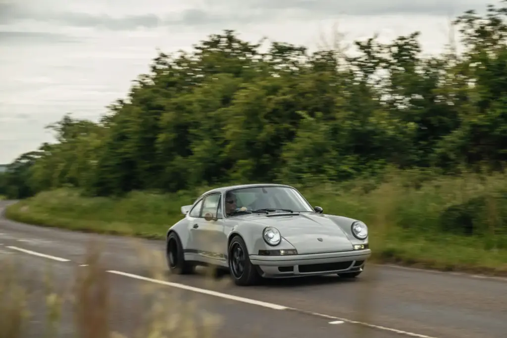 Este Porsche 911 964 supera en potencia específica al actual 911 GT3 3 Motor16 porsche 911 964 restomod theon 7 Motor16
