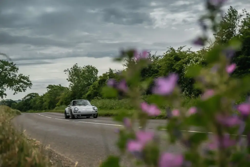 Este Porsche 911 964 supera en potencia específica al actual 911 GT3 14 Motor16 porsche 911 964 restomod theon 8 Motor16