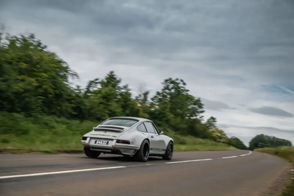 Este Porsche 911 964 supera en potencia específica al actual 911 GT3 13 Motor16 porsche 911 964 restomod theon 9 Motor16