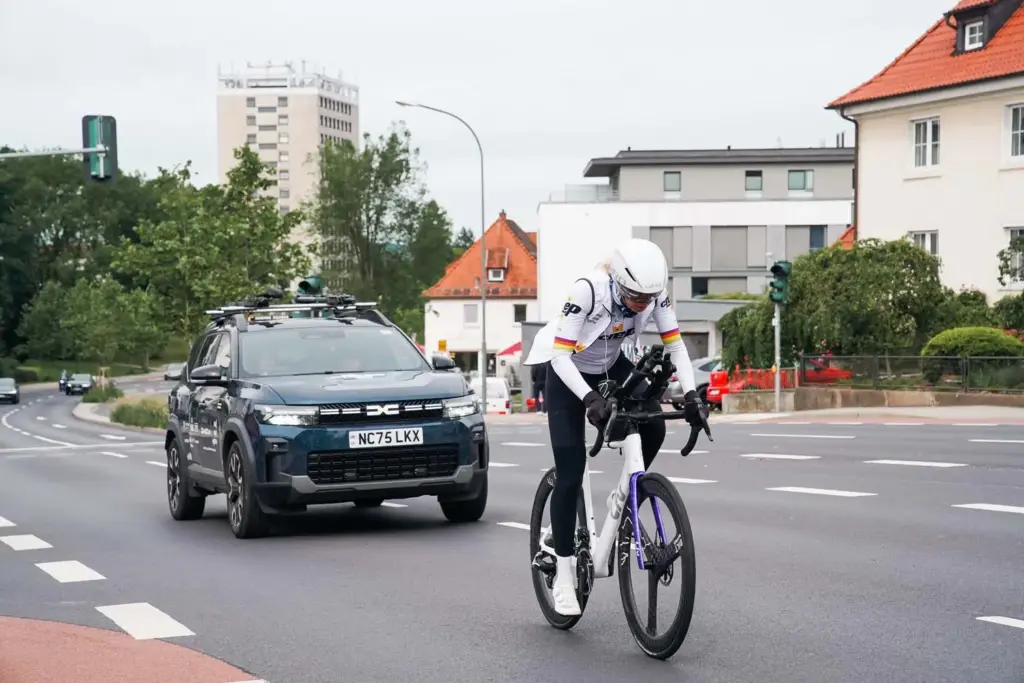 record breaking sarah ruggins one way north DACIA1 Motor16