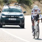 La ciclista Sarah Ruggins bate el récord mundial de resistencia con ayuda de Dacia: 6.000 km en 13 días