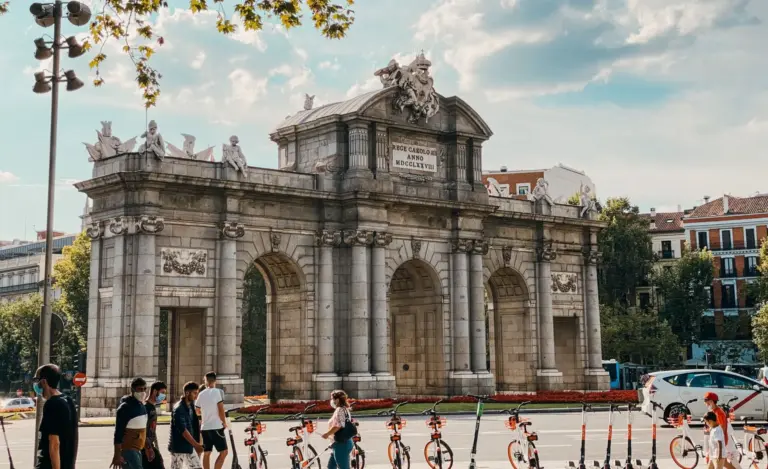 La reforma de la DGT que entra en vigor el 1 de octubre: nuevas normas para patinetes, bicis y motos