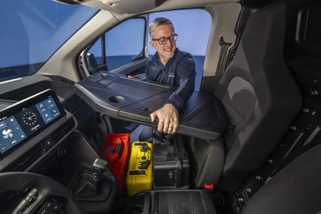 Stellantis Pro One lanza la Smart Compact Van, una nueva generación de furgonetas compactas pensada para los profesionales 22 Motor16 scv pro one int10 rpNnYe Motor16