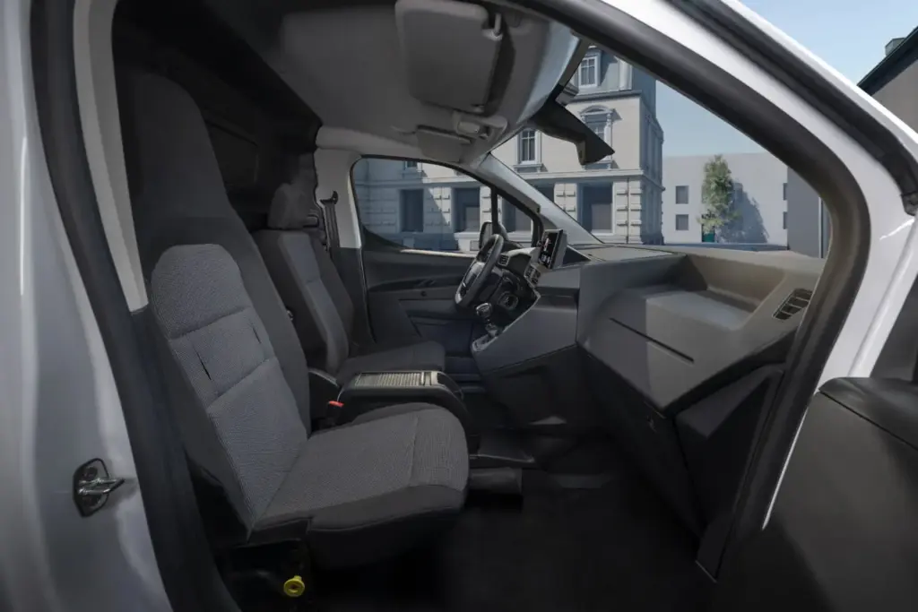 Stellantis Pro One lanza la Smart Compact Van, una nueva generación de furgonetas compactas pensada para los profesionales 17 Motor16 scv pro one int3 Jf81Os Motor16