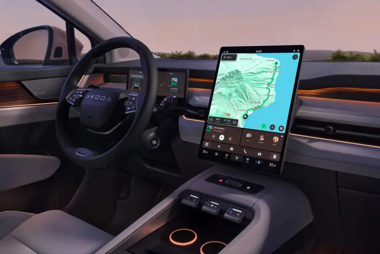 El Skoda Peaq y su pantalla de 13,6 pulgadas: cabina digital con HUD y techo panorámico con oscurecimiento por zonas