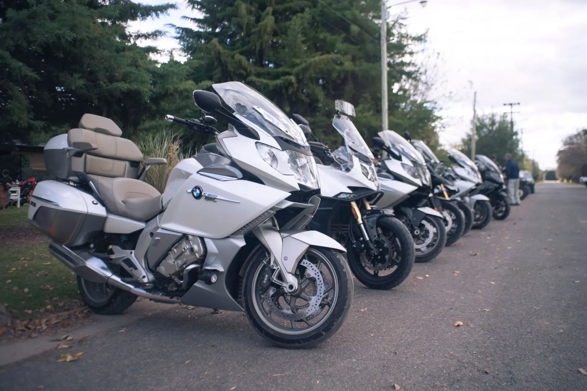 Dolor de espalda en moto: casi nunca es el sillín, es la postura y estos ajustes lo evitan 1 Motor16 postura en moto