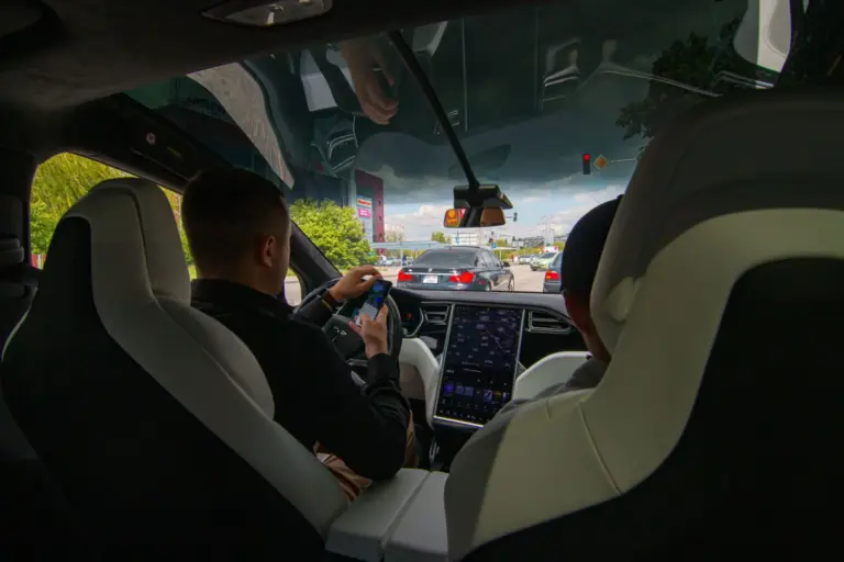 Tesla en Países Bajos: los motoristas denuncian que el sistema no detecta correctamente las motos