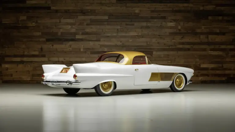 Cadillac Elegante Concept Car: El máximo lujo se vestía con oro en los años ’50