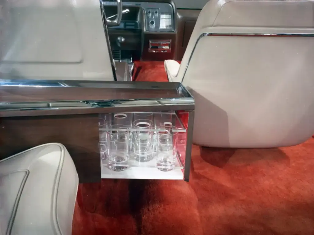 Ford Aurora: El prototipo de 1964 que imaginó el coche del futuro décadas antes de hacerse realidad 27 Motor16 1964 Ford Aurora concept car 11 Motor16