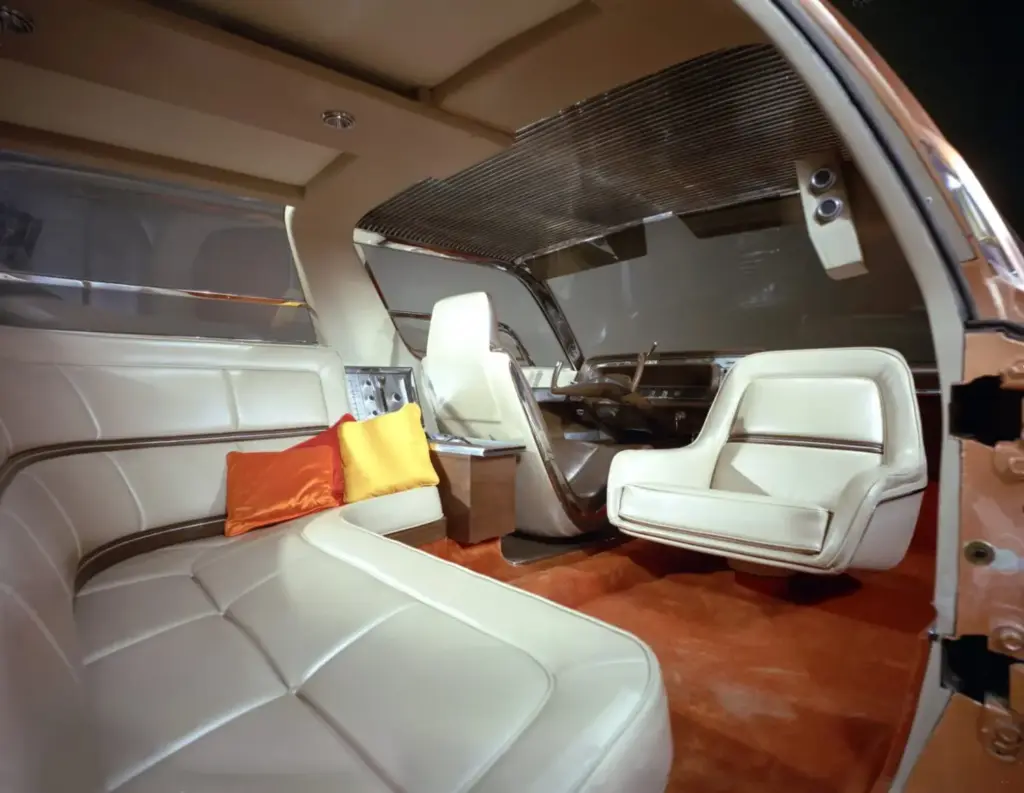 Ford Aurora: El prototipo de 1964 que imaginó el coche del futuro décadas antes de hacerse realidad 3 Motor16 1964 Ford Aurora. Imagen interior.