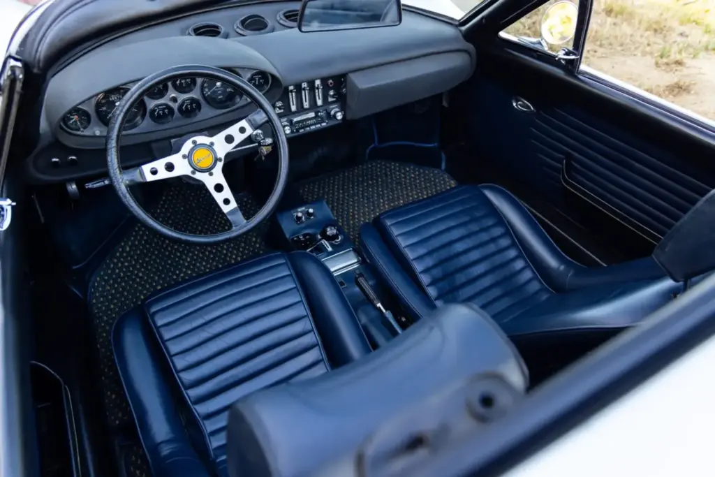 Bring a Trailer subasta este Ferrari Dino 246 GTS de 1972 que perteneció a Bill Harrah y tiene 49.000 millas 1 Motor16 1972 Ferrari Dino 246 GTS. Harrah. Bring A Trailer. Imagen interior.