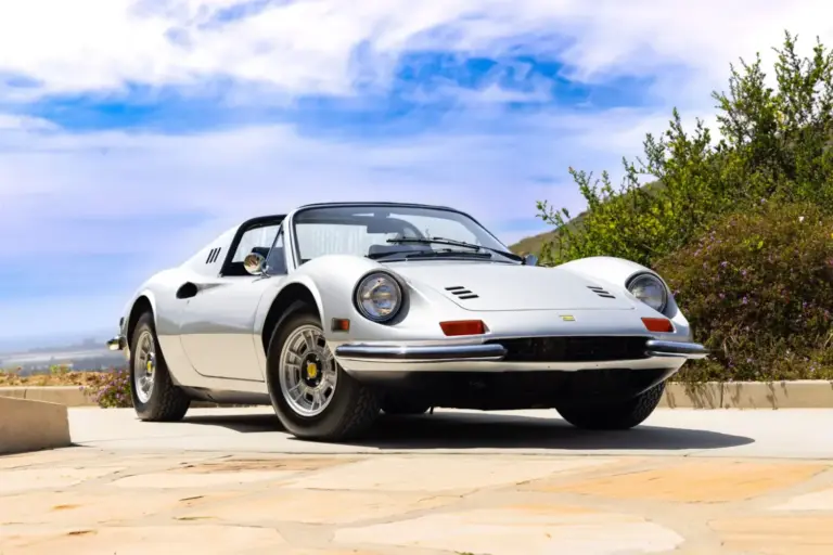 Bring a Trailer subasta este Ferrari Dino 246 GTS de 1972 que perteneció a Bill Harrah y tiene 49.000 millas