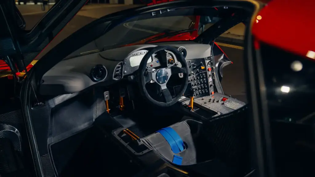 El McLaren F1 'Pop Art' te está buscando: Siempre y cuando te sobren 35 millones 2 Motor16 1996 McLaren F1 GTR Pop Art. Imagen interior.