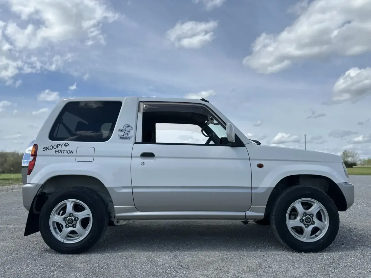 2000 Mitsubishi Pajero Mini Snoopy Edition. Imagen portada.