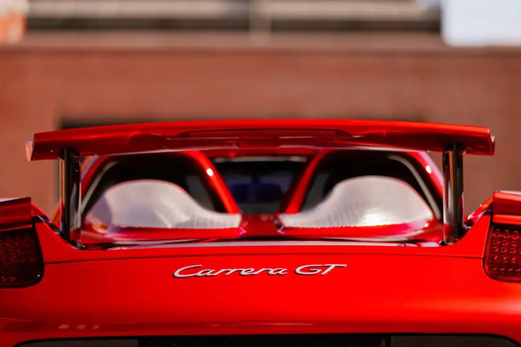 Cuando pintar un Porsche Carrera GT en el color de tu adversario tiene premio 19 Motor16 2005 porsche carrera gt rosso fuoco Mecum 11 Motor16