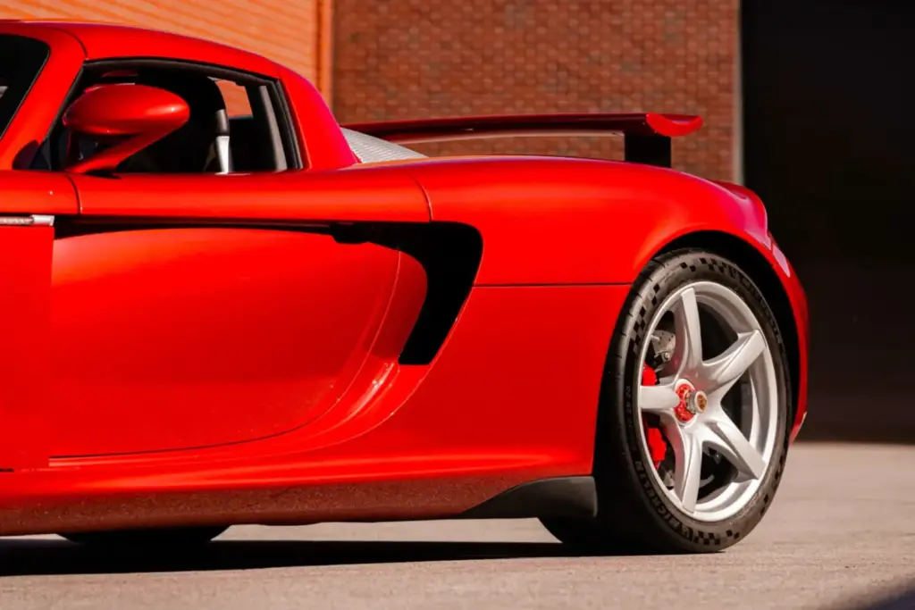 Cuando pintar un Porsche Carrera GT en el color de tu adversario tiene premio 16 Motor16 2005 porsche carrera gt rosso fuoco Mecum 12 Motor16