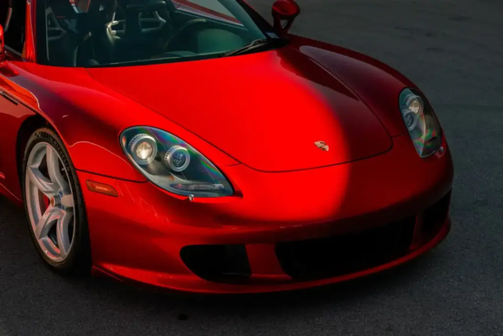 Cuando pintar un Porsche Carrera GT en el color de tu adversario tiene premio 13 Motor16 2005 porsche carrera gt rosso fuoco Mecum 13 Motor16