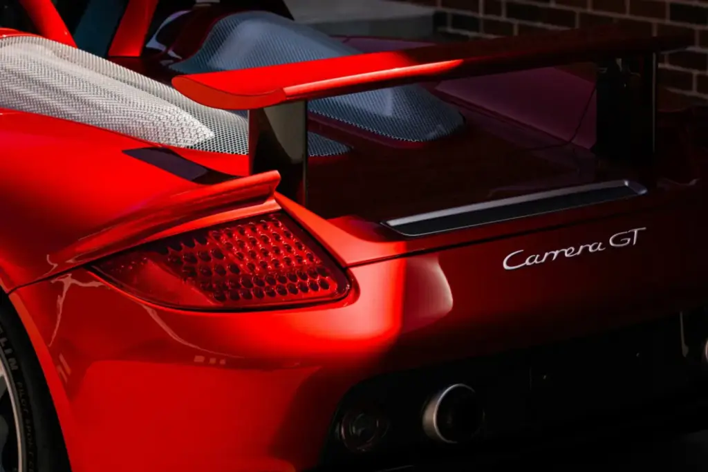 Cuando pintar un Porsche Carrera GT en el color de tu adversario tiene premio 17 Motor16 2005 porsche carrera gt rosso fuoco Mecum 14 Motor16