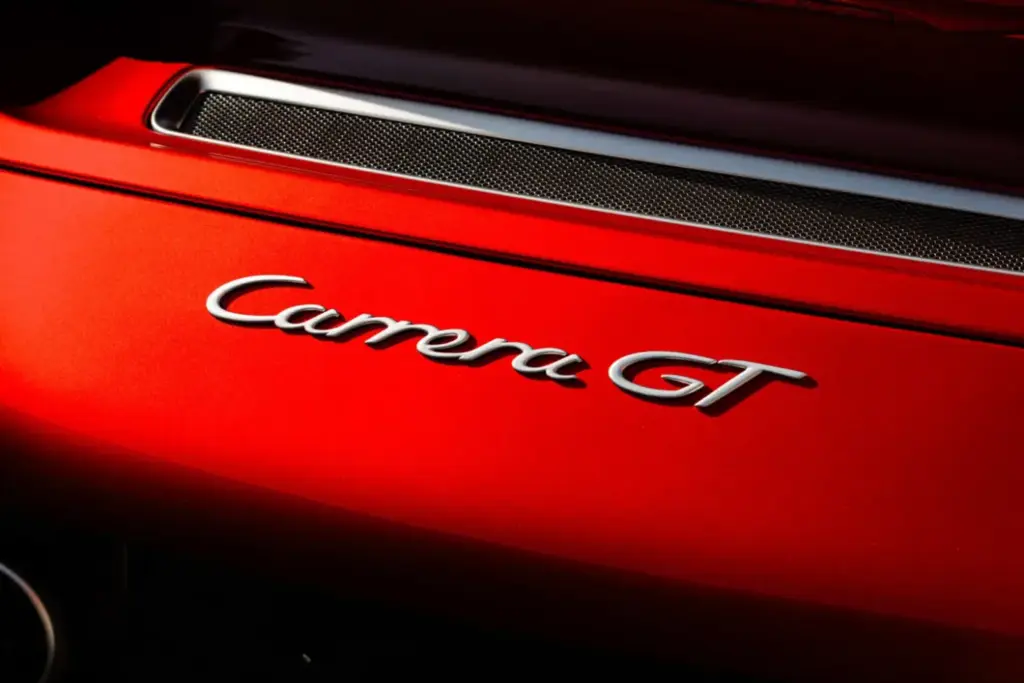 Cuando pintar un Porsche Carrera GT en el color de tu adversario tiene premio 20 Motor16 2005 porsche carrera gt rosso fuoco Mecum 16 Motor16