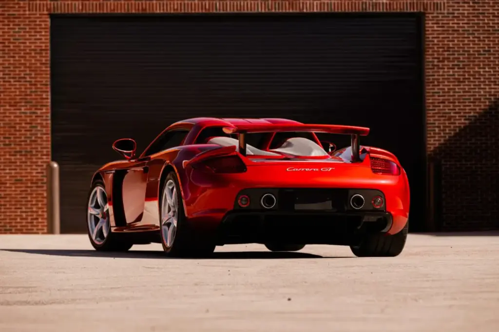 Cuando pintar un Porsche Carrera GT en el color de tu adversario tiene premio 9 Motor16 2005 porsche carrera gt rosso fuoco Mecum 17 Motor16