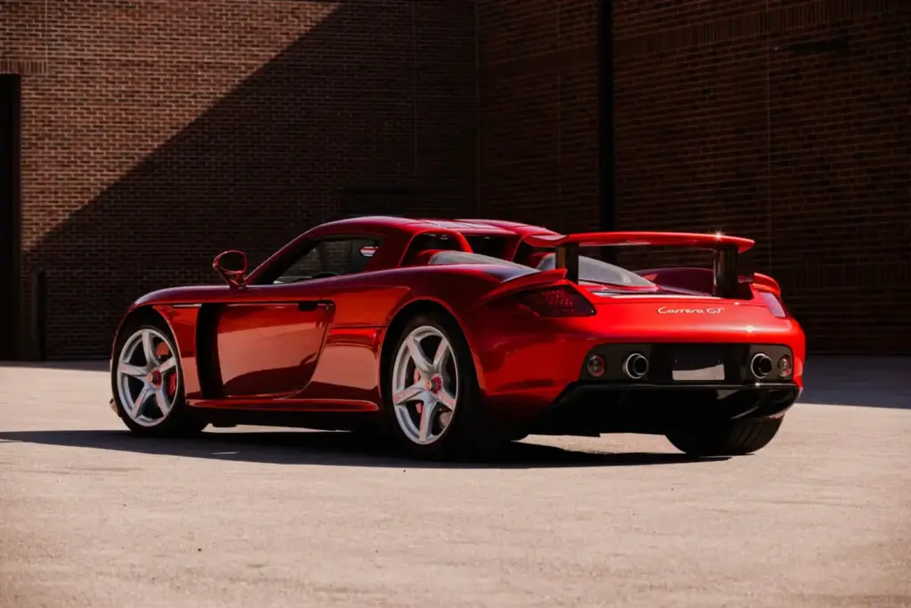 Cuando pintar un Porsche Carrera GT en el color de tu adversario tiene premio 10 Motor16 2005 porsche carrera gt rosso fuoco Mecum 19 Motor16