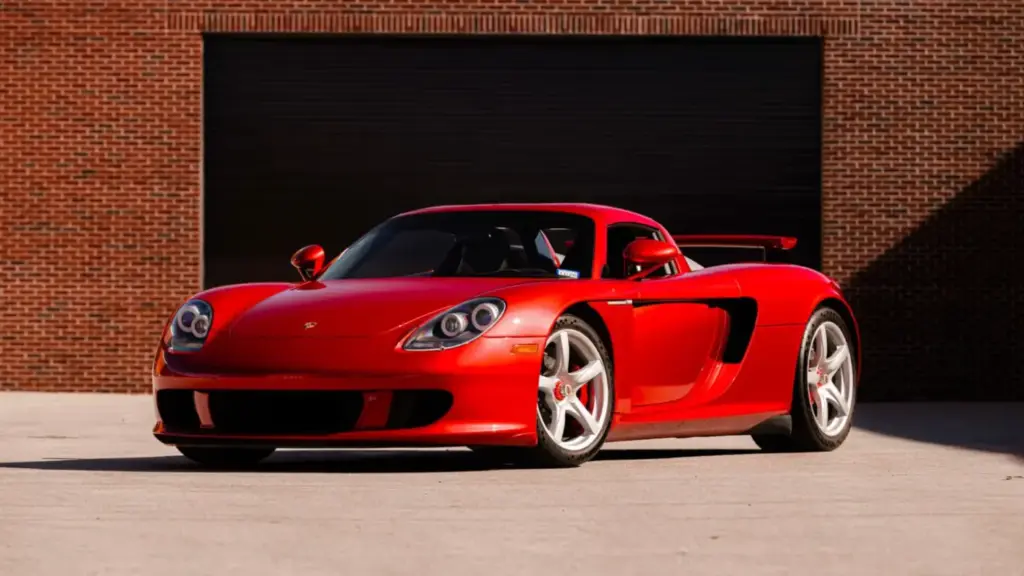 Cuando pintar un Porsche Carrera GT en el color de tu adversario tiene premio 5 Motor16 2005 porsche carrera gt rosso fuoco Mecum 2 Motor16