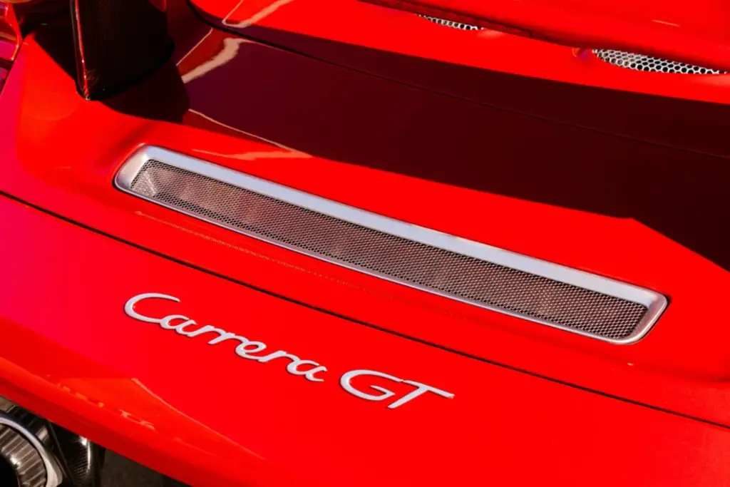 Cuando pintar un Porsche Carrera GT en el color de tu adversario tiene premio 21 Motor16 2005 porsche carrera gt rosso fuoco Mecum 20 Motor16