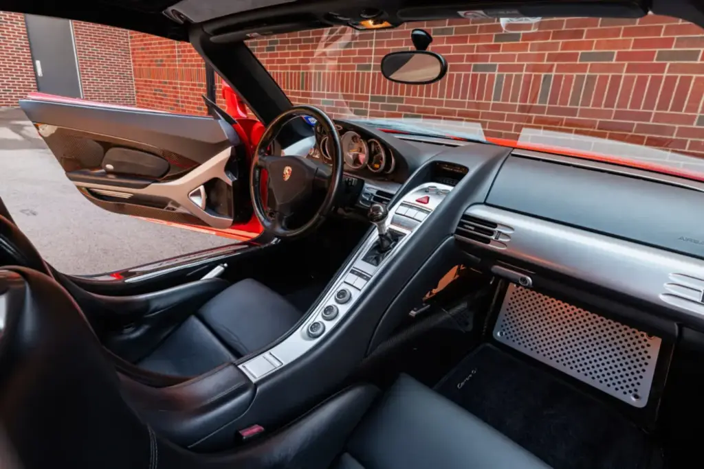 Cuando pintar un Porsche Carrera GT en el color de tu adversario tiene premio 2 Motor16 2005 Porsche Carrera GT Rosso Fuoco. Imagen interior.