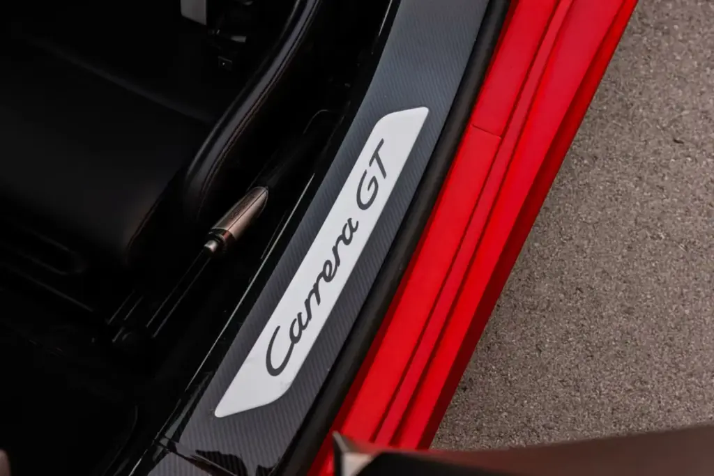 Cuando pintar un Porsche Carrera GT en el color de tu adversario tiene premio 31 Motor16 2005 porsche carrera gt rosso fuoco Mecum 26 Motor16
