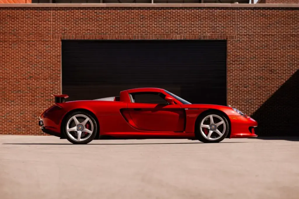 Cuando pintar un Porsche Carrera GT en el color de tu adversario tiene premio 8 Motor16 2005 porsche carrera gt rosso fuoco Mecum 3 Motor16