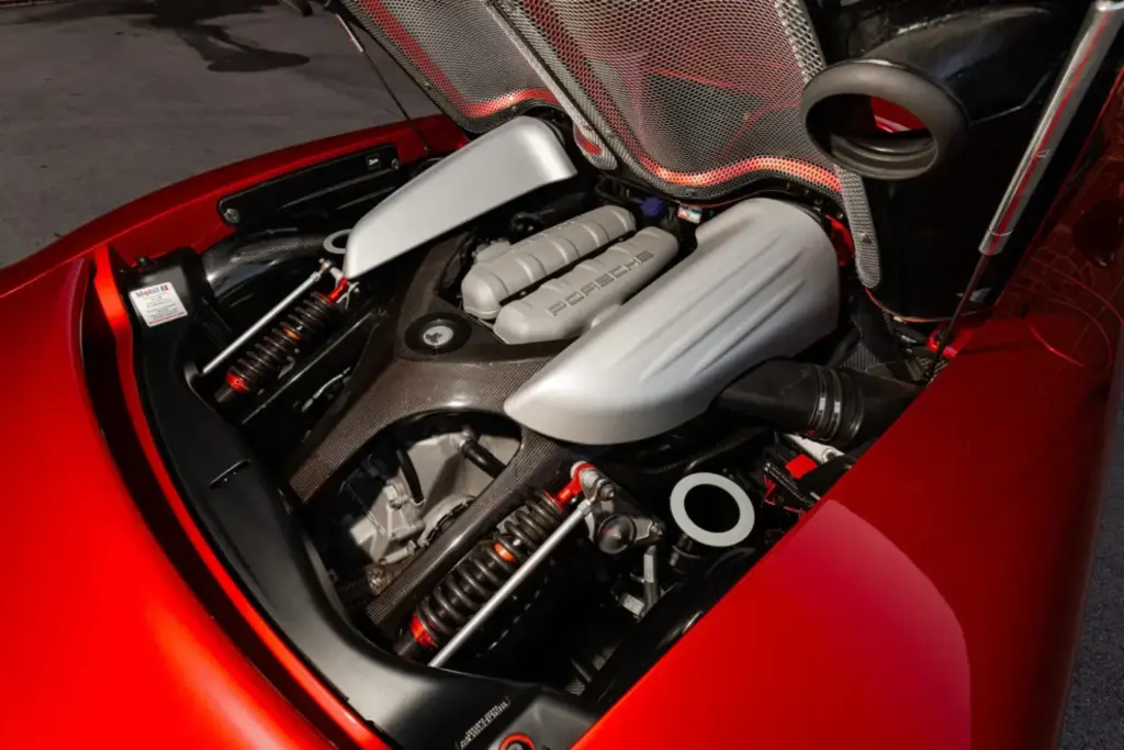 Cuando pintar un Porsche Carrera GT en el color de tu adversario tiene premio 34 Motor16 2005 porsche carrera gt rosso fuoco Mecum 30 Motor16