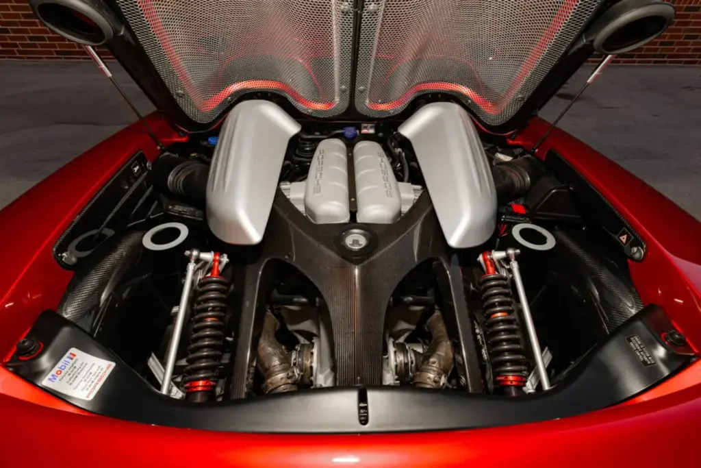 Cuando pintar un Porsche Carrera GT en el color de tu adversario tiene premio 32 Motor16 2005 porsche carrera gt rosso fuoco Mecum 32 Motor16