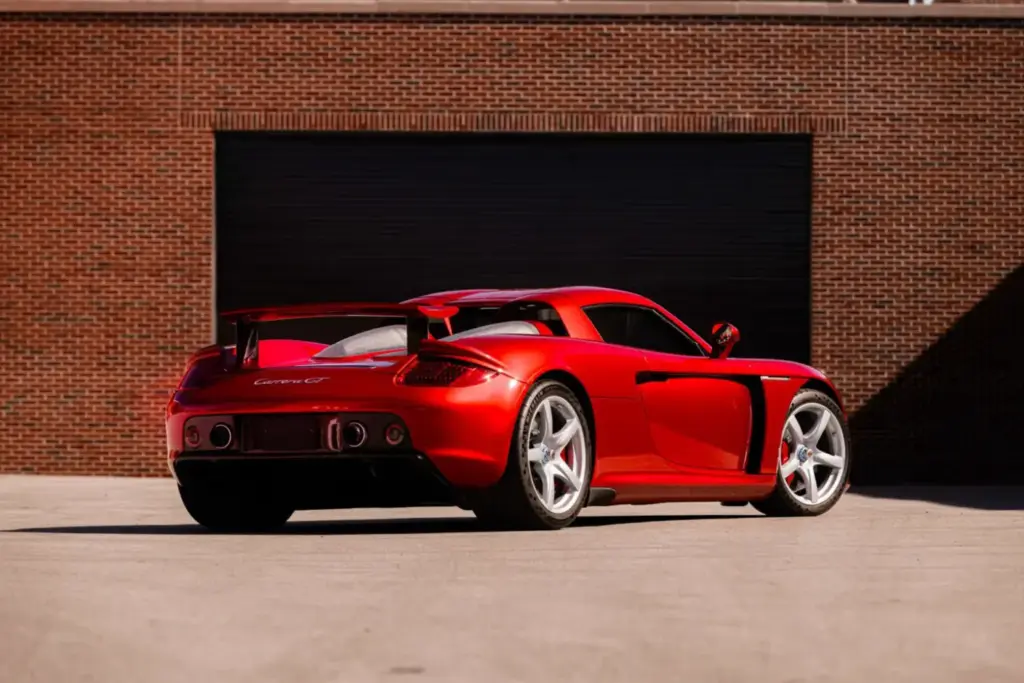 Cuando pintar un Porsche Carrera GT en el color de tu adversario tiene premio 1 Motor16 2005 Porsche Carrera GT Rosso Fuoco. Imagen trasera.