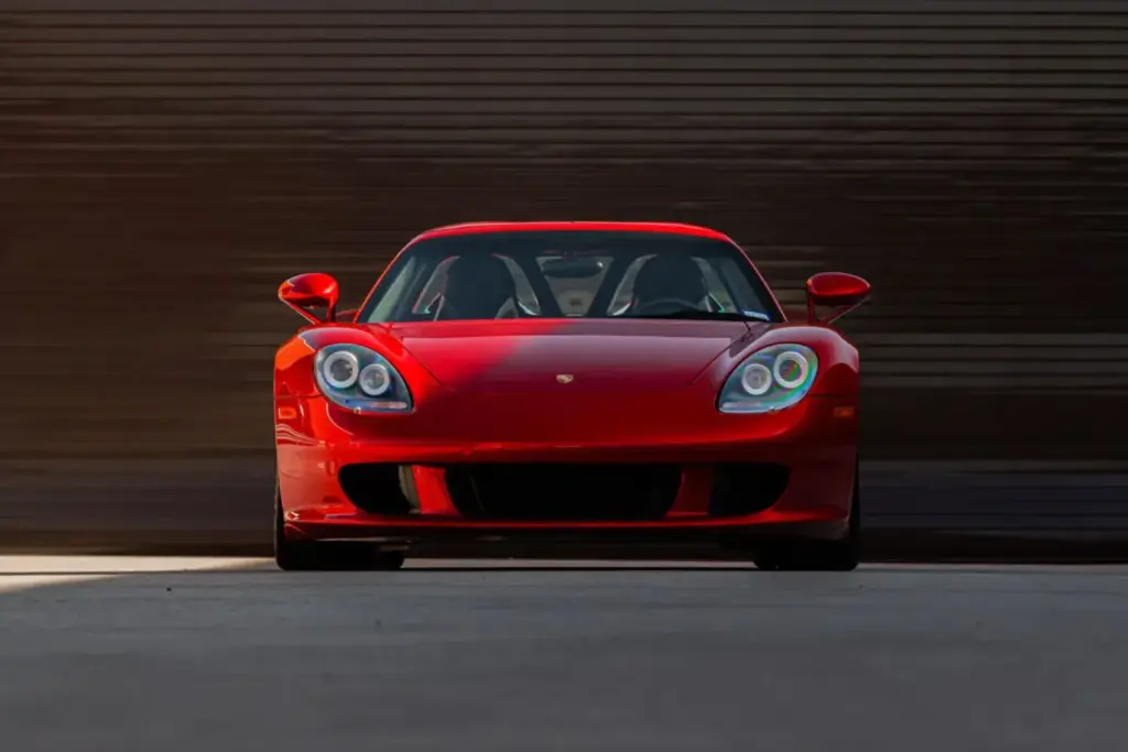 Cuando pintar un Porsche Carrera GT en el color de tu adversario tiene premio 3 Motor16 2005 porsche carrera gt rosso fuoco Mecum 5 Motor16